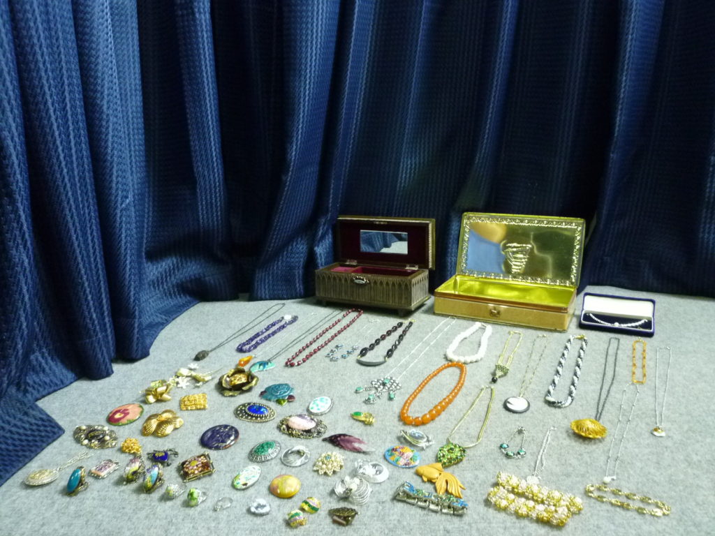 遺品整理時に出てきたネックレスや指輪などのアクセサリーを買取させて頂いたクリニーズの遺品買取事例