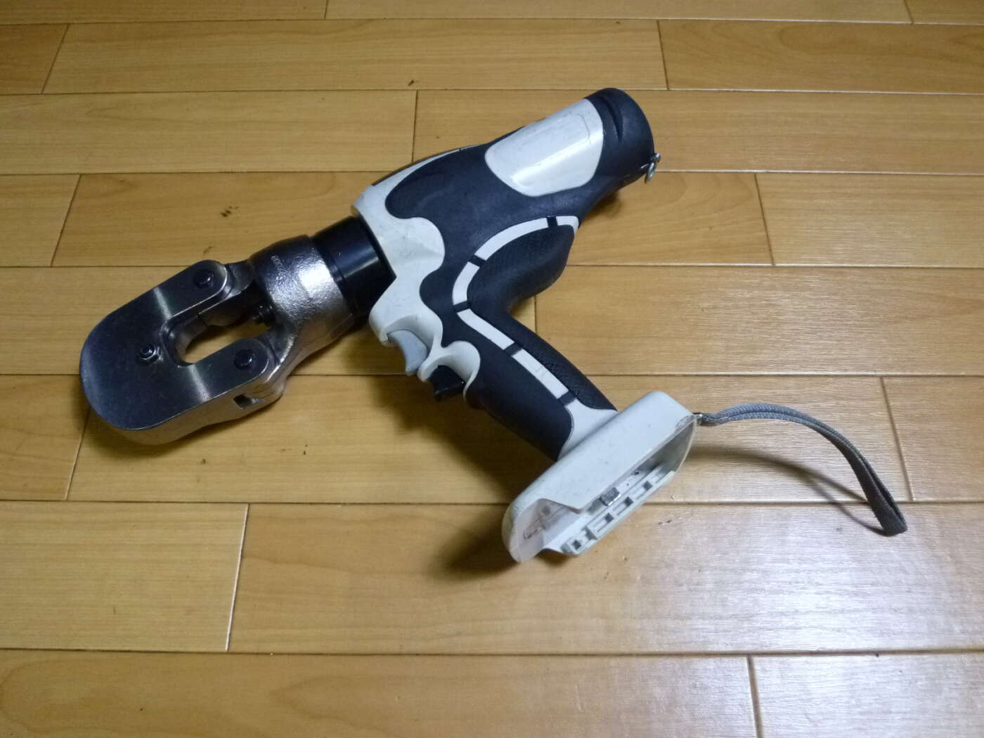 神戸市北区にて泉精器製作所 充電式油圧圧着工具(裸圧着専用) REC 