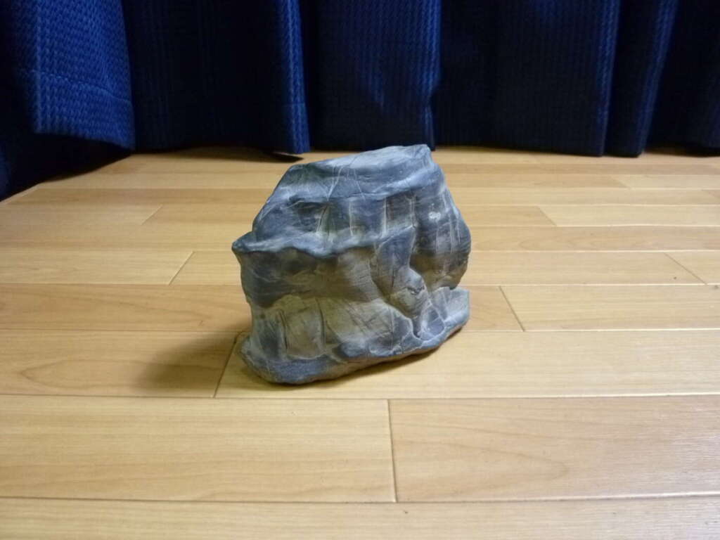 大阪府柏原市にて鑑賞石 水石 自然石 天然石 奇岩 日本文化 風景 置物 台付き 2.3㎏を買取させていただいたクリニーズの買取事例