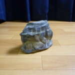 大阪府柏原市にて鑑賞石 水石 自然石 天然石 奇岩 日本文化 風景 置物 台付き 2.3㎏を買取させていただいたクリニーズの買取事例