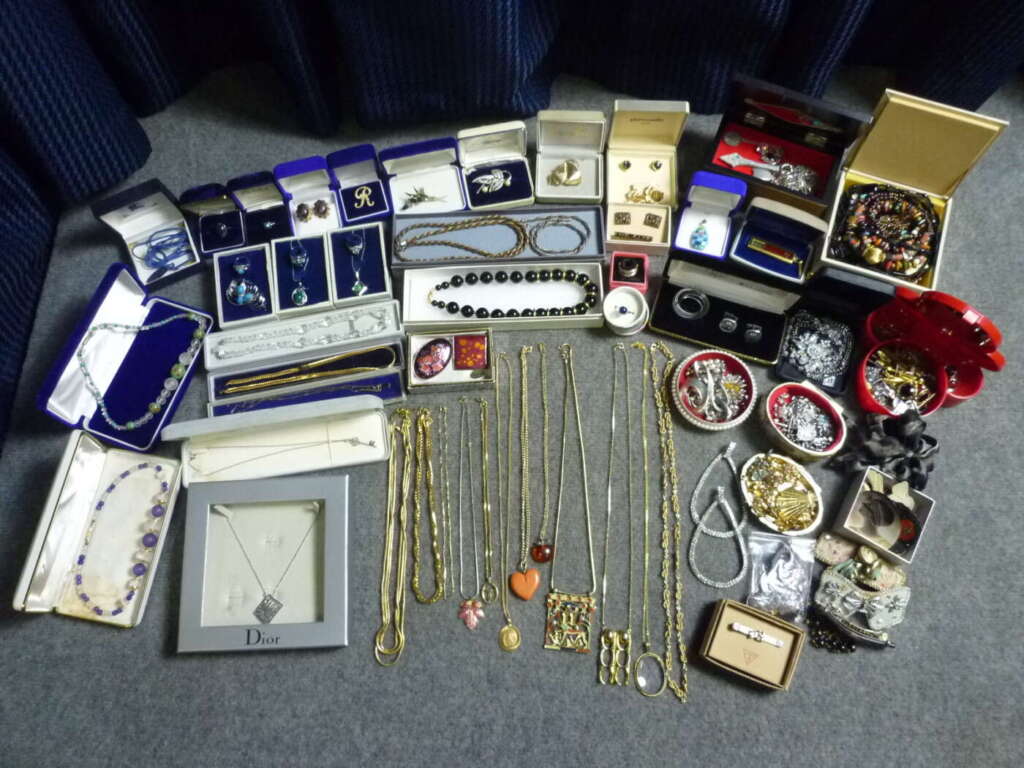 南河内郡千早赤阪村にてピアス ネックレス ペンダントなど多数セットを買取させていただいたクリニーズの不用品買取事例