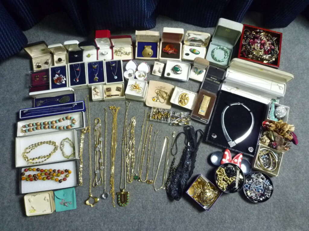 大阪市此花区にてブローチ ペンダント ネックレスなど多数セットを買取させていただいたクリニーズの不用品買取事例