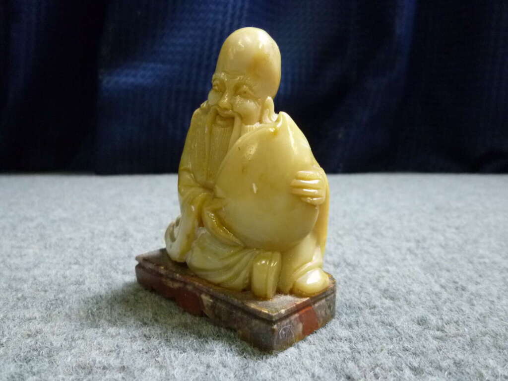 京都市右京区にて老人 桃 彫刻 置物を買取させていただいたクリニーズの不用品買取事例