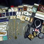 大阪市此花区にてブローチ ペンダント ネックレスなど多数セットを買取させていただいたクリニーズの不用品買取事例