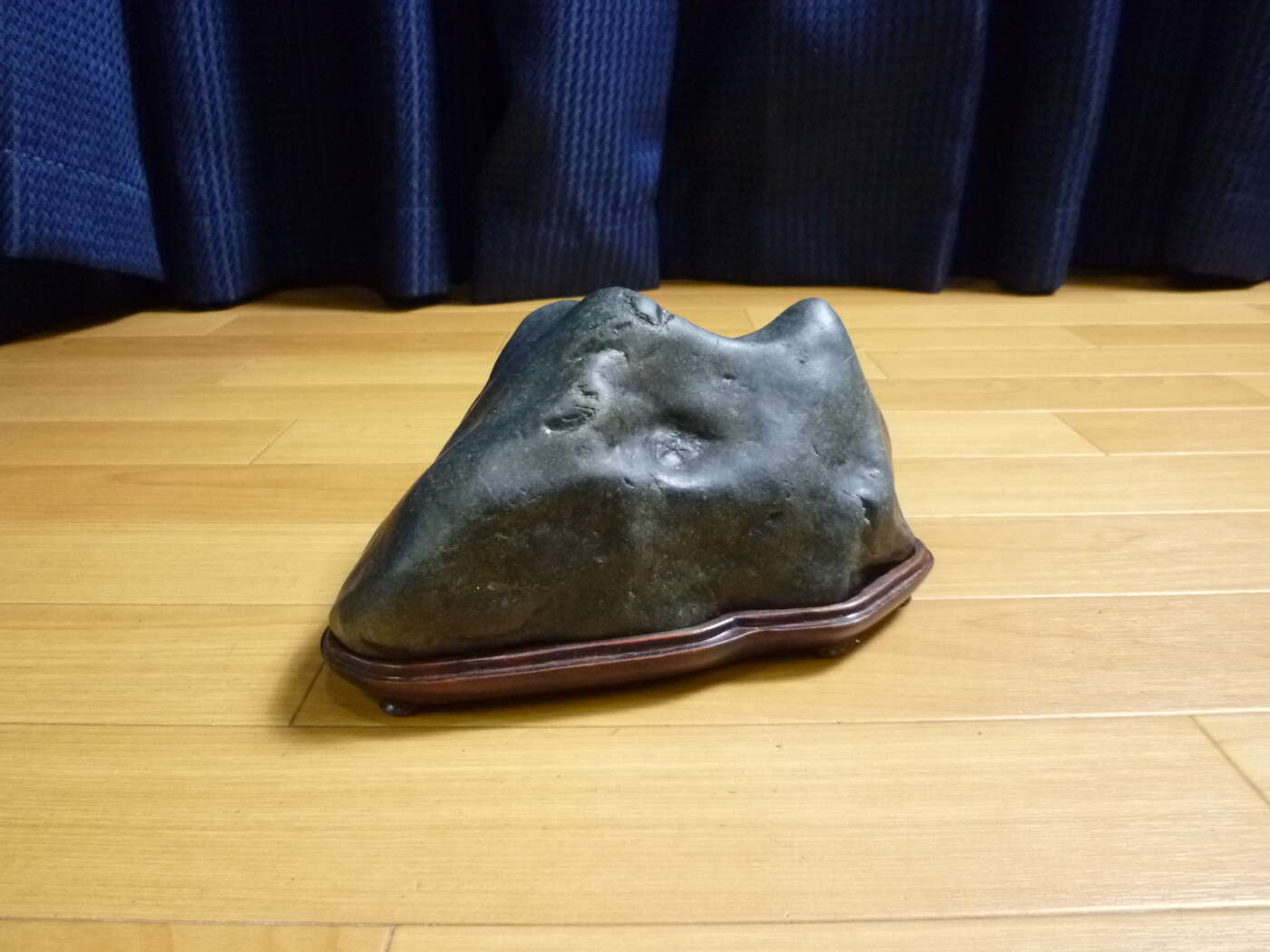 京都府京都市にて鑑賞石 水石 奇石 台付き 3.7㎏を買取させていただいたクリニーズの不用品買取事例