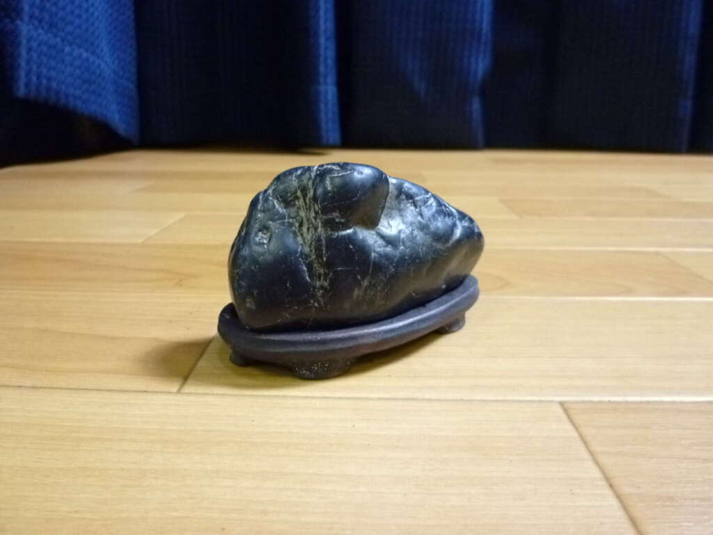 大阪市阿倍野区にて鑑賞石 水石 自然石 天然石 奇岩 日本文化 和文化 風景 置物 台付き 0.2㎏を買取させていただいたクリニーズの不用品買取事例