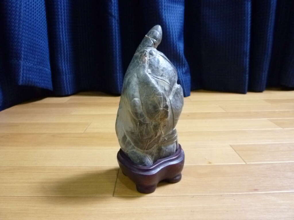 大阪府摂津市にて鑑賞石 水石 自然石 天然石 置物 台付き 1.4㎏を買取させていただいたクリニーズの不用品買取事例