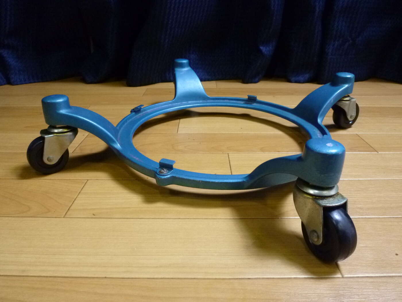 兵庫県芦屋市にてコウケントー 照明用キャスター 一号器専用キャスタースタンドを買取させていただいたクリニーズの不用品買取事例