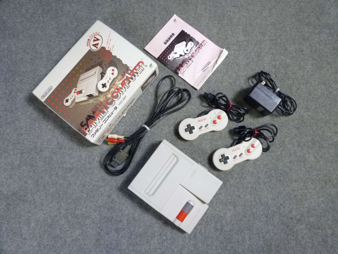 大阪府枚方市にてニューファミコン ファミリーコンピューター 箱説明書一式付きを買取させていただいたクリニーズの不用品買取事例