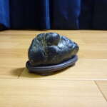 大阪市阿倍野区にて鑑賞石 水石 自然石 天然石 奇岩 日本文化 和文化 風景 置物 台付き 0.2㎏を買取させていただいたクリニーズの不用品買取事例