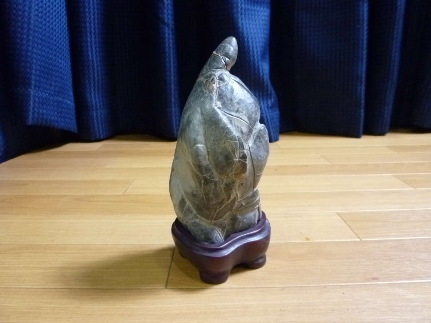 大阪府摂津市にて鑑賞石 水石 自然石 天然石 置物 台付き 1.4㎏を買取させていただいたクリニーズの不用品買取事例