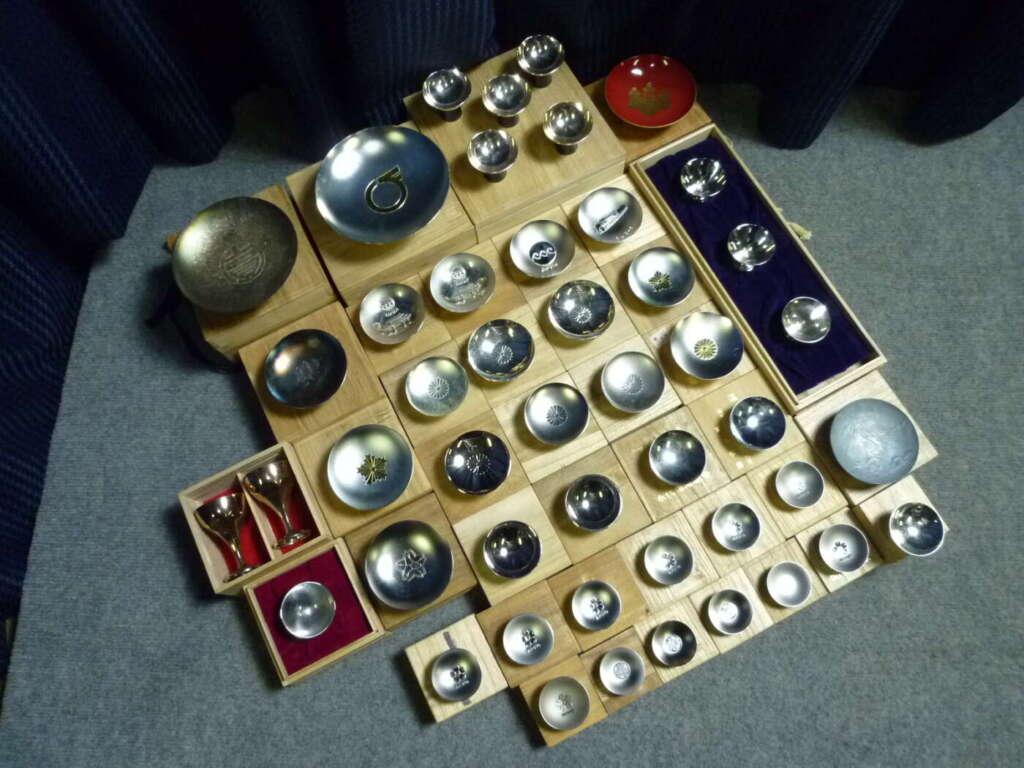 大阪府羽曳野市にて金メッキ杯 銀メッキ杯 EXPO記念品など 47点セットを買取させていただいたクリニーズの不用品買取事例