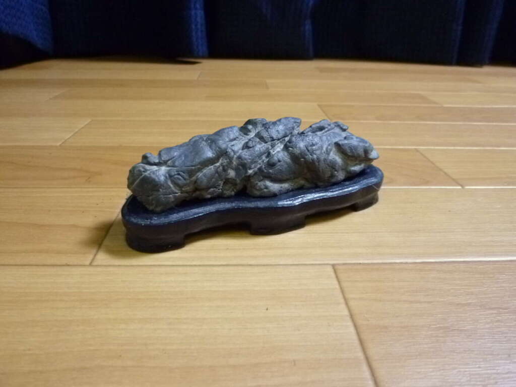 生駒郡安堵町にて鑑賞石 水石 自然石 天然石 奇岩 日本文化 置物 台付き 0.2㎏を買取させていただいたクリニーズの不用品買取事例