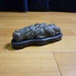 生駒郡安堵町にて鑑賞石 水石 自然石 天然石 奇岩 日本文化 置物 台付き 0.2㎏を買取させていただいたクリニーズの不用品買取事例