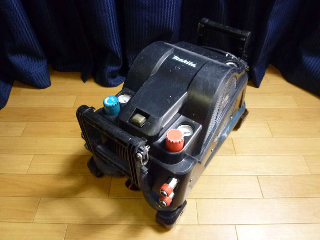 泉北郡忠岡町にてMakita マキタ エアコンプレッサーAC401NXを買取させていただいたクリニーズの不用品買取事例