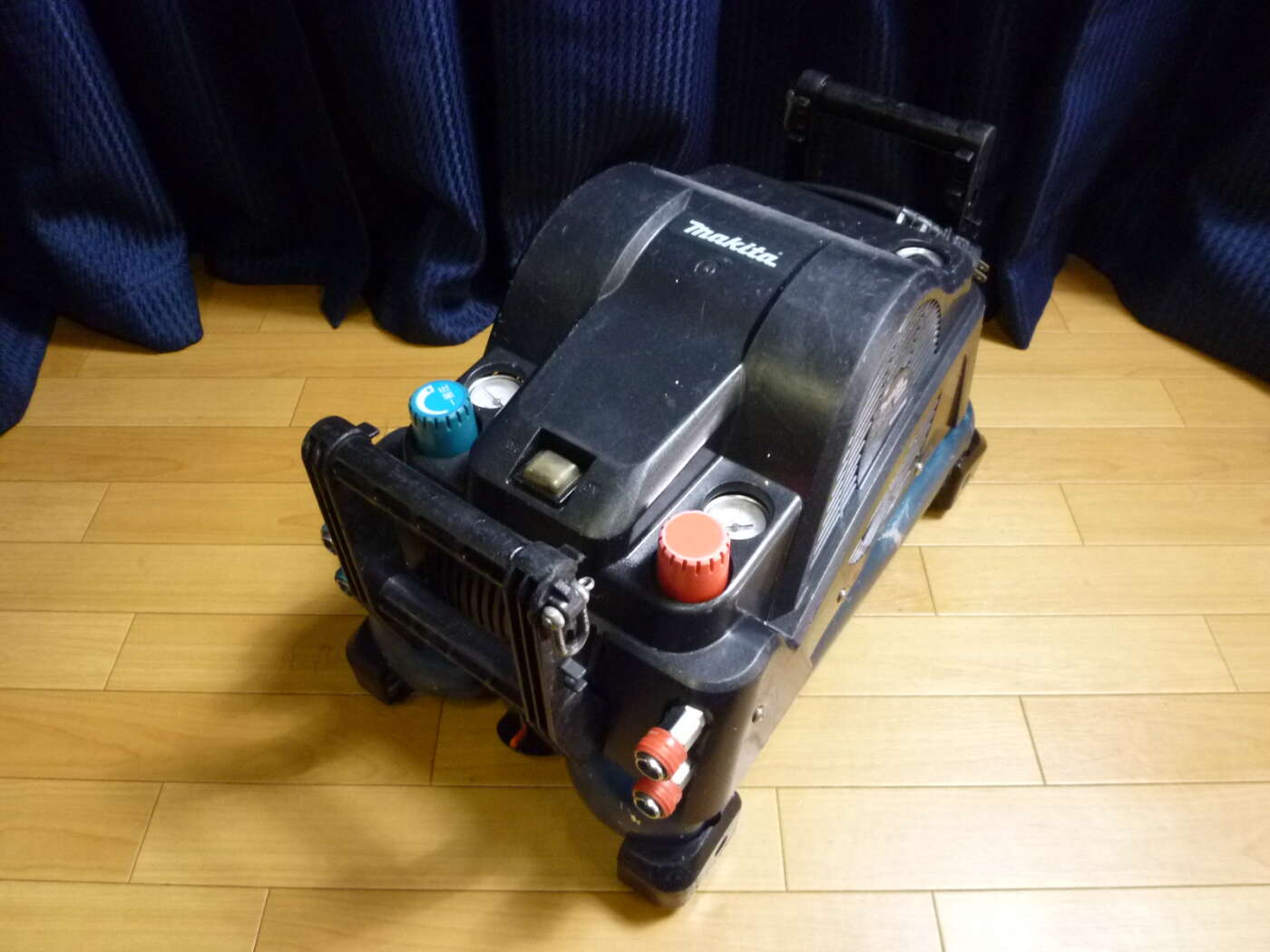 泉北郡忠岡町にてMakita マキタ エアコンプレッサーAC401NXを買取させていただいたクリニーズの不用品買取事例