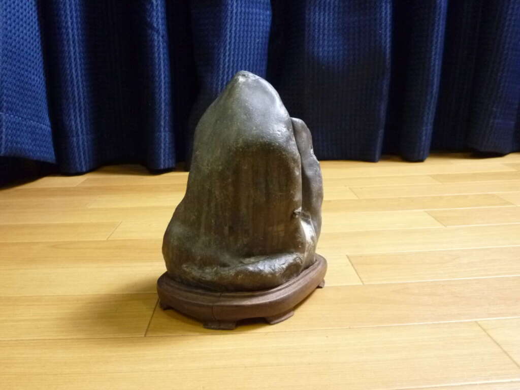 神戸市須磨区にて鑑賞石 水石 奇石 台付き 4.0㎏を買取させていただいたクリニーズの不用品買取事例