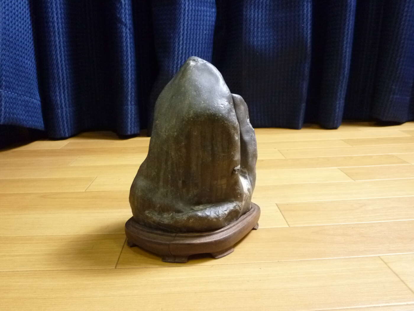 神戸市須磨区にて鑑賞石 水石 奇石 台付き 4.0㎏を買取させていただいたクリニーズの不用品買取事例