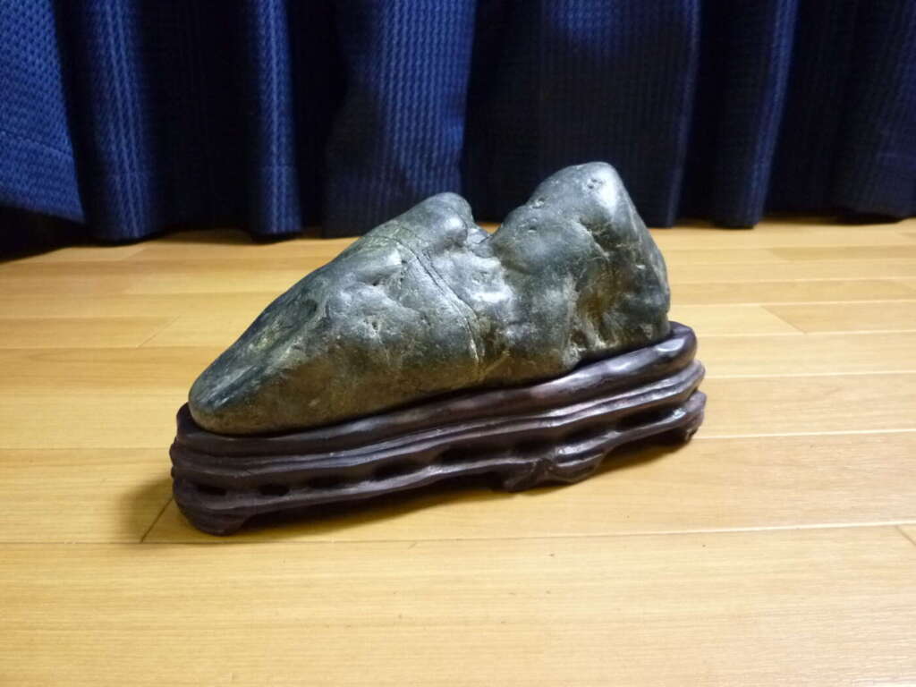 大阪府豊中市にて鑑賞石 水石 置物 奇石 台付き 2.4㎏を買取させていただいたクリニーズの不用品買取事例