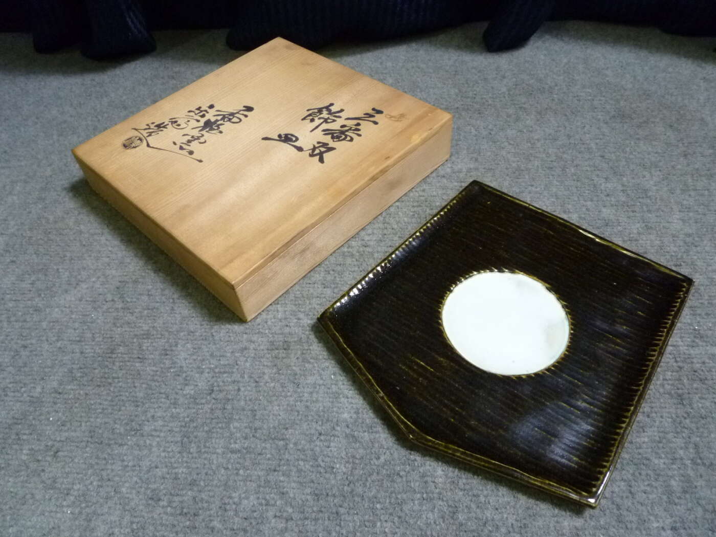堺市美原区にて三番双 飾皿を買取させていただいたクリニーズの不用品買取事例