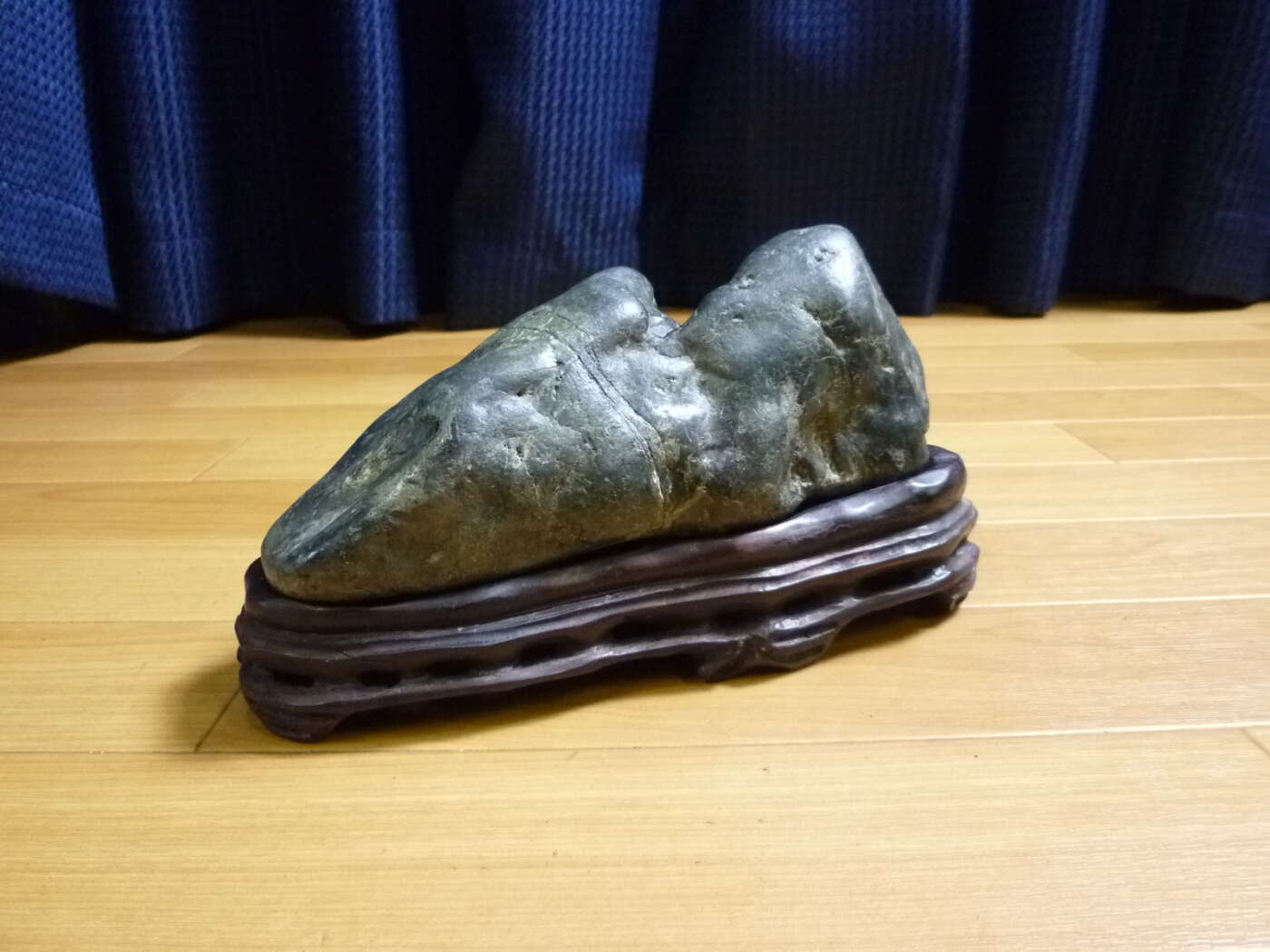 大阪府豊中市にて鑑賞石 水石 置物 奇石 台付き 2.4㎏を買取させていただいたクリニーズの不用品買取事例