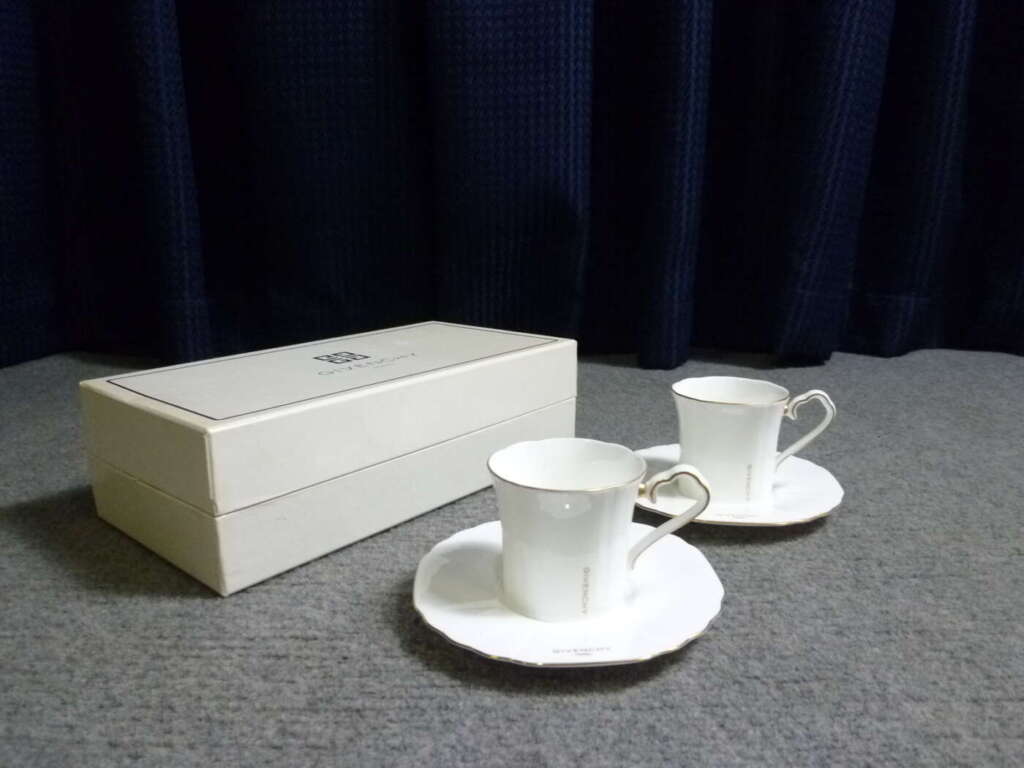 高市郡明日香村にてGIVENCHY ジバンシー カップ&ソ―サ―2客セットを買取させていただいたクリニーズの不用品買取事例
